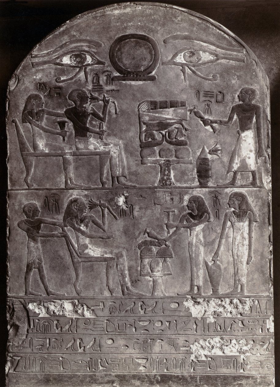 Ojos de Horus bajorrelieve : bajorrelieve y jeroglíficos en una estela arqueada dos con los ojos de Horus en la parte superior. Arte Egipcio. Estela Musee du Louvre, A.G. Photo de Egyptian Egyptian