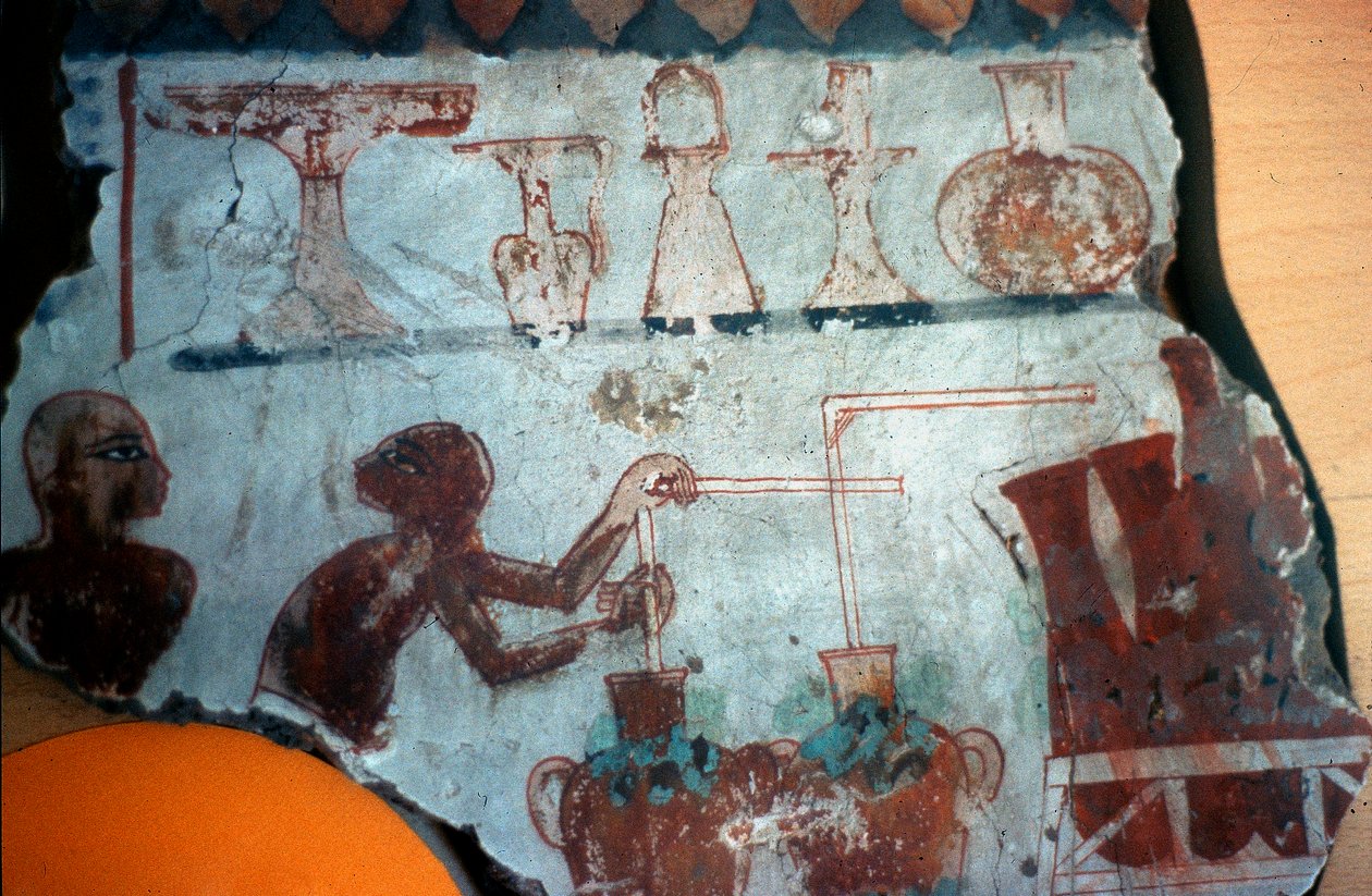 Fragmento de una pintura mural originalmente de Tebas, que representa a dos figuras masculinas en el acto de preparar o embotellar productos alimenticios en forma líquida, 1540-1479 a.C. (pintura mural) de Egyptian Egyptian