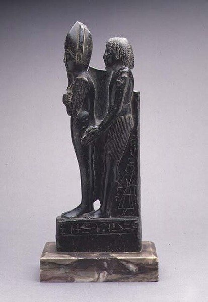 Grupo de un hombre presentando una representación de Osiris de Egyptian Egyptian