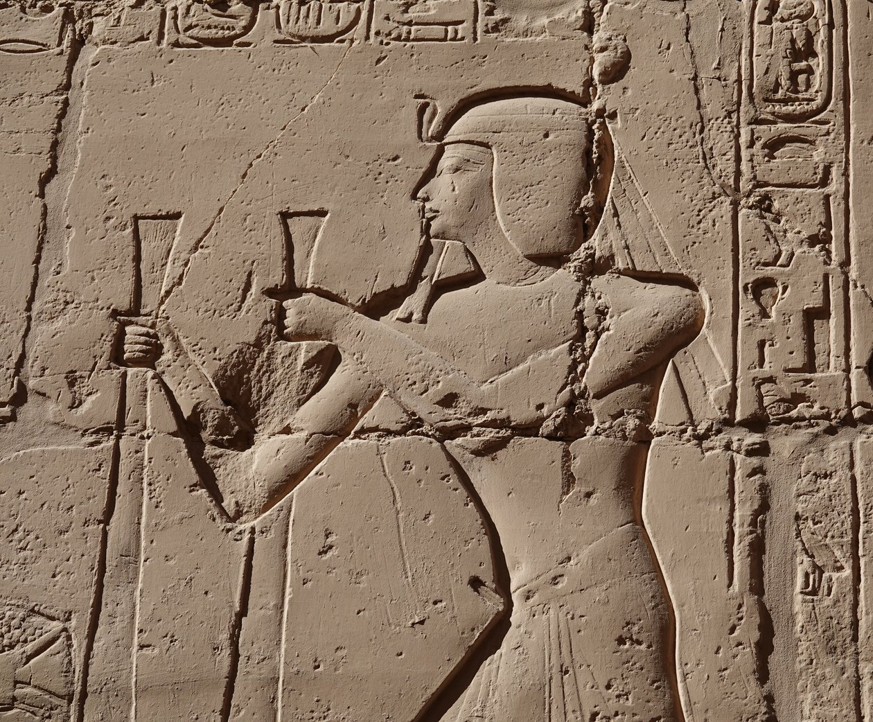 Faraón con una cobra, templo de Luxor (relieve) de Egyptian Egyptian