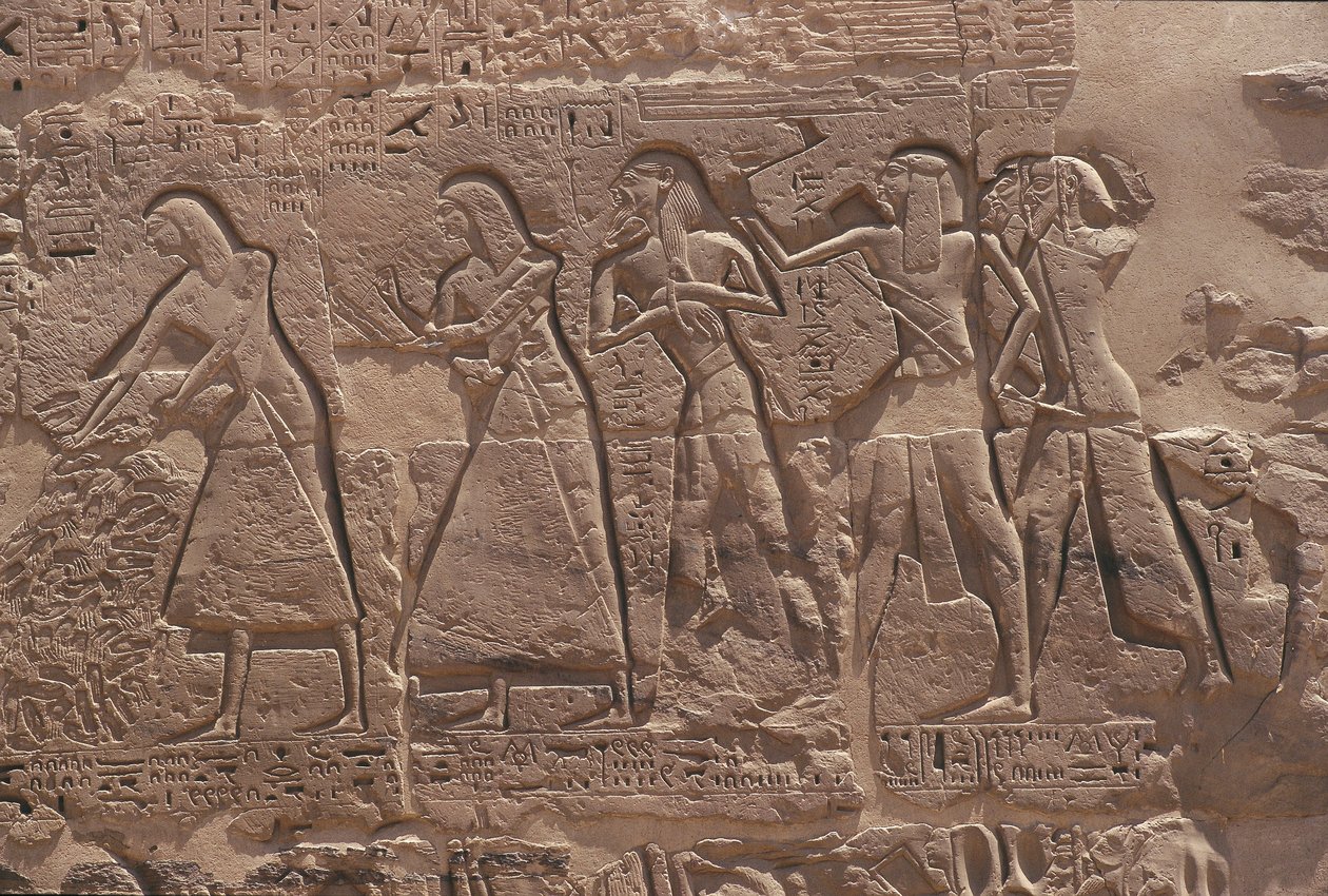 Relieve de escriba y cautivo en el templo fortificado de Ramsés III en Medinet Habu de Egyptian Egyptian