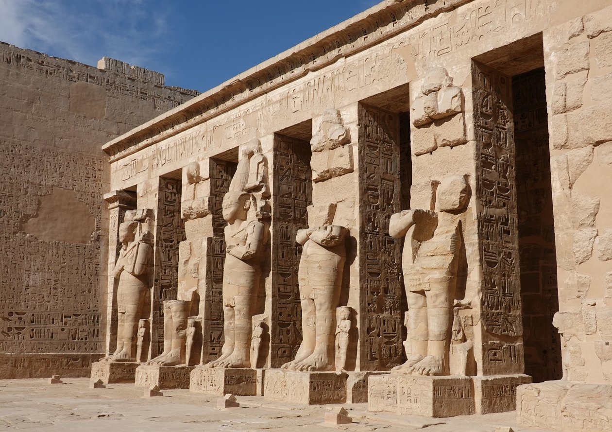 Esculturas de las divinidades, templo de Horus, Edfu de Egyptian Egyptian