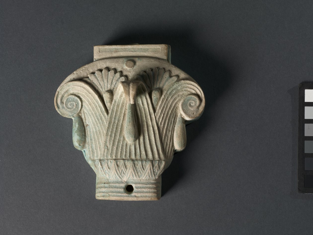 Caja (Pyxis) en forma de capital compuesto, 305-30 a.C. de Egyptian Ptolemaic Period