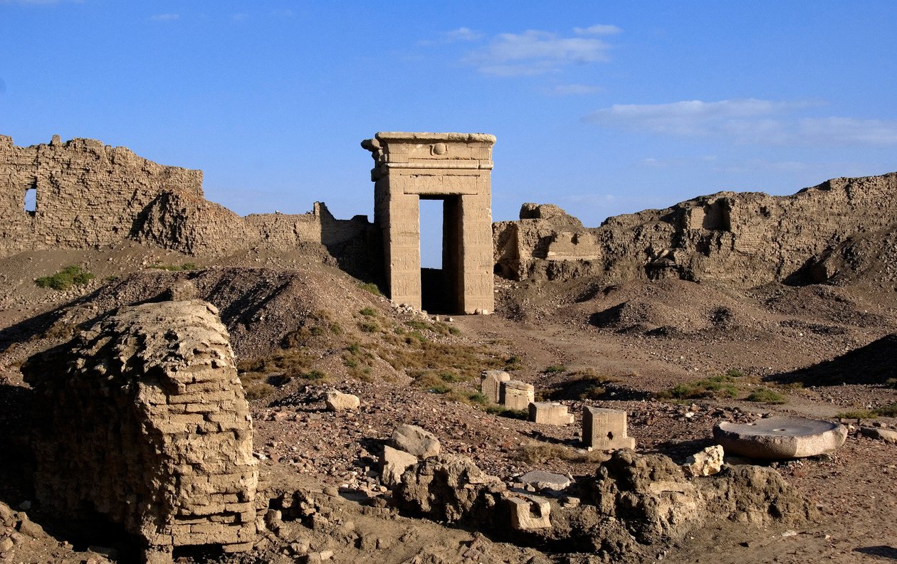 Antigüedad egipcia: Vista del Arco de la Puerta Norte, Templo de Hathor, Denderah, Egipto de Egyptian Ptolemaic Period