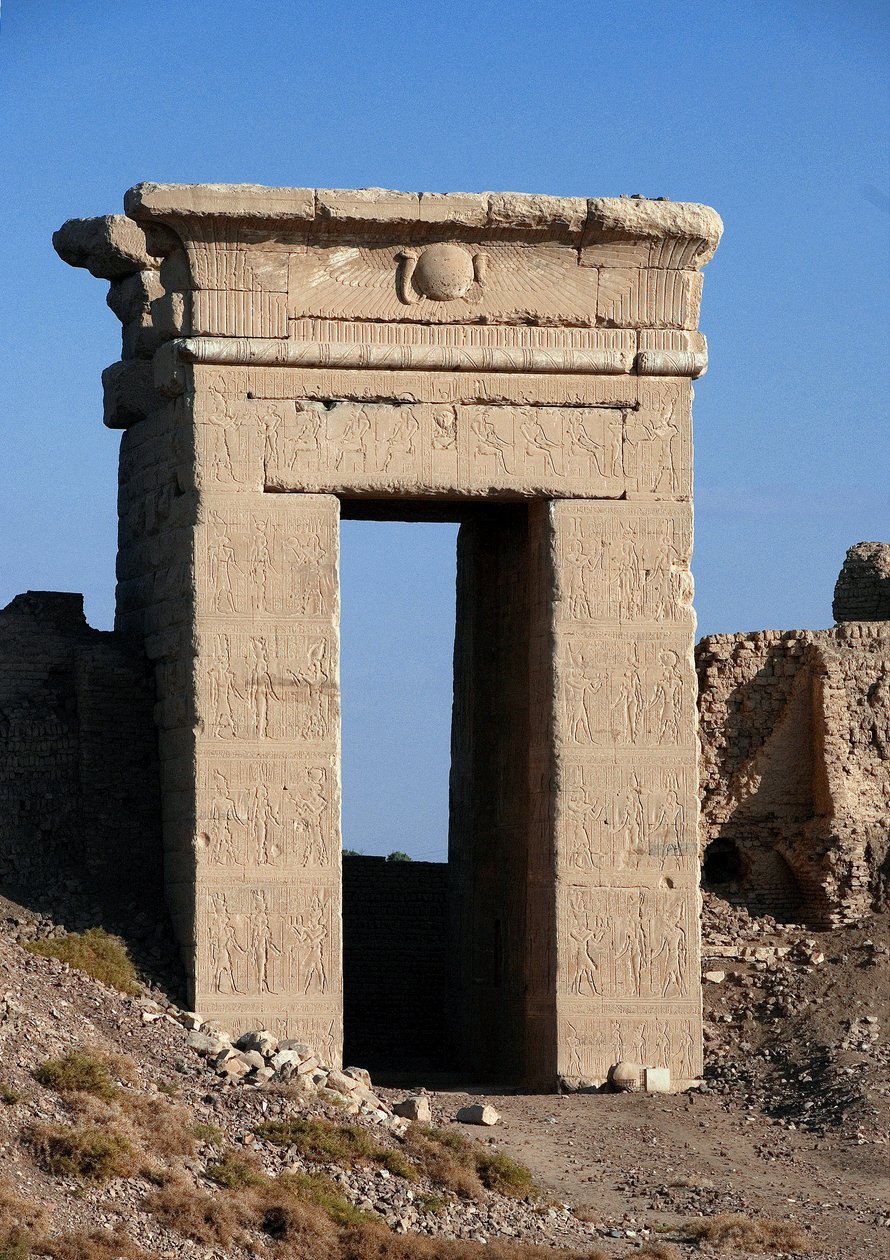 Antigüedad egipcia: vista del arco de la puerta norte, Templo de Hathor, Dendera, Egipto de Egyptian Ptolemaic Period