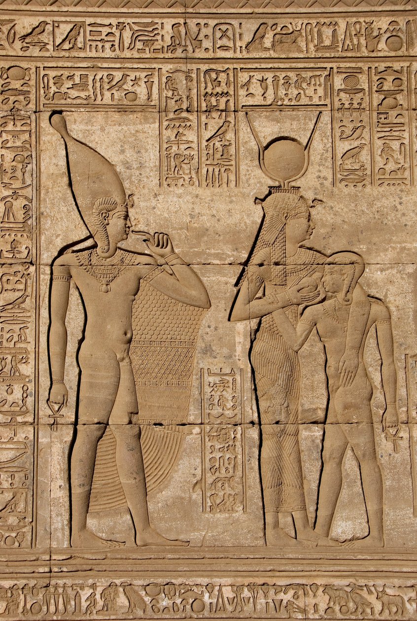 Antigüedad egipcia: mammisi romano conmemorando el nacimiento de Ihy, hijo de Hathor - Detalle de relieves y jeroglíficos: la diosa Isis - Hathor amamantando a su hijo Ihi (Ihy) y detrás de ella otra imagen de Ihi con un dedo en la boca indicando que es un de Egyptian Ptolemaic Period