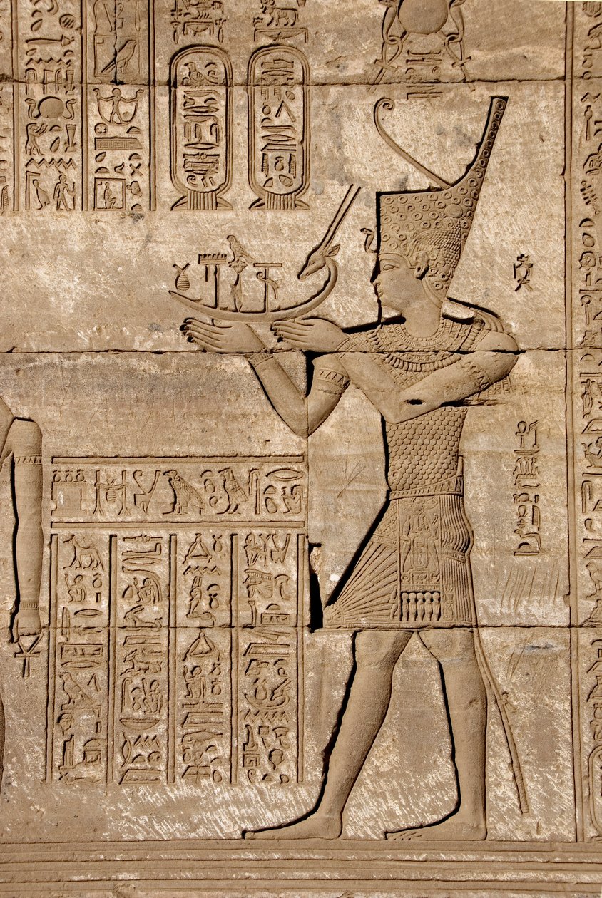 Antigüedad egipcia: mammisi romano conmemorando el nacimiento de Ihy, hijo de Isis (detalle) de Egyptian Ptolemaic Period