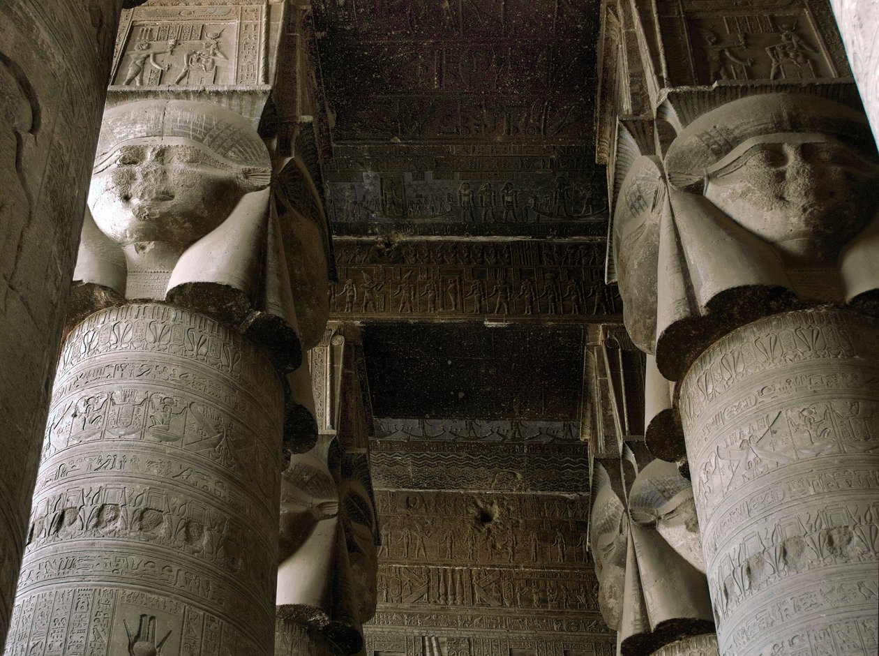 Antigüedad egipcia: vista parcial de la sala hipóstila con columnas decoradas con la representación de la diosa Hathor. Templo de Hathor, Denderah, Egipto de Egyptian Ptolemaic Period