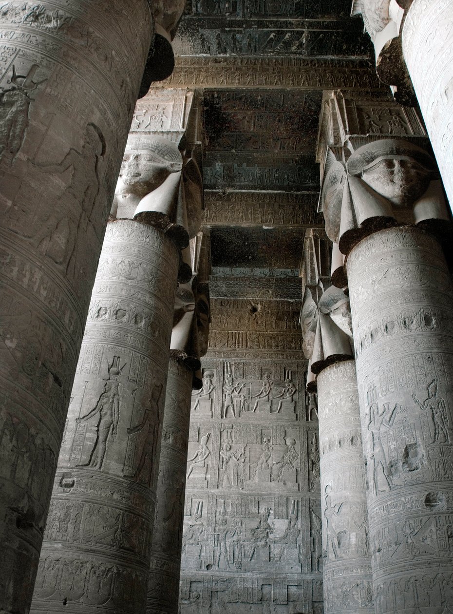 Antigüedad egipcia: vista parcial de la sala hipóstila con columnas decoradas con la representación de la diosa Hathor. Templo de Hathor, Denderah, Egipto de Egyptian Ptolemaic Period