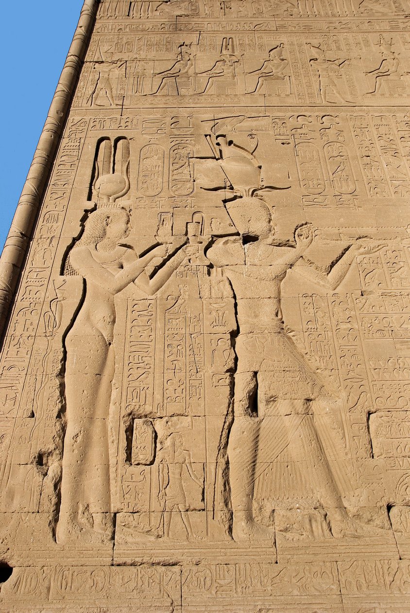 Antigüedad egipcia: relieve de la pared trasera del templo dedicado a la diosa Hathor que representa a Cleopatra y Cesarión. Dendera, Egipto de Egyptian Ptolemaic Period