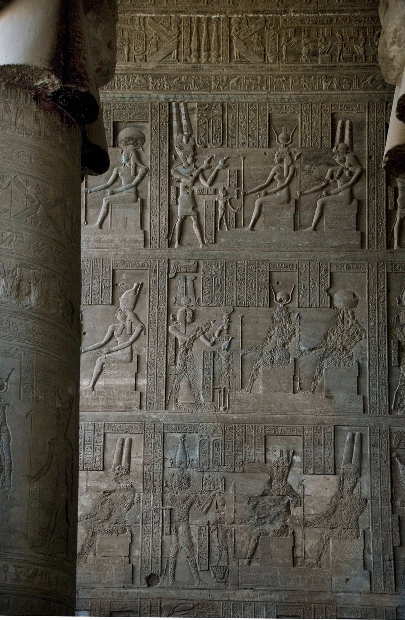 Antigüedad egipcia: relieves dentro de la sala hipóstila del templo dedicado a Hathor, Denderah, Egipto de Egyptian Ptolemaic Period