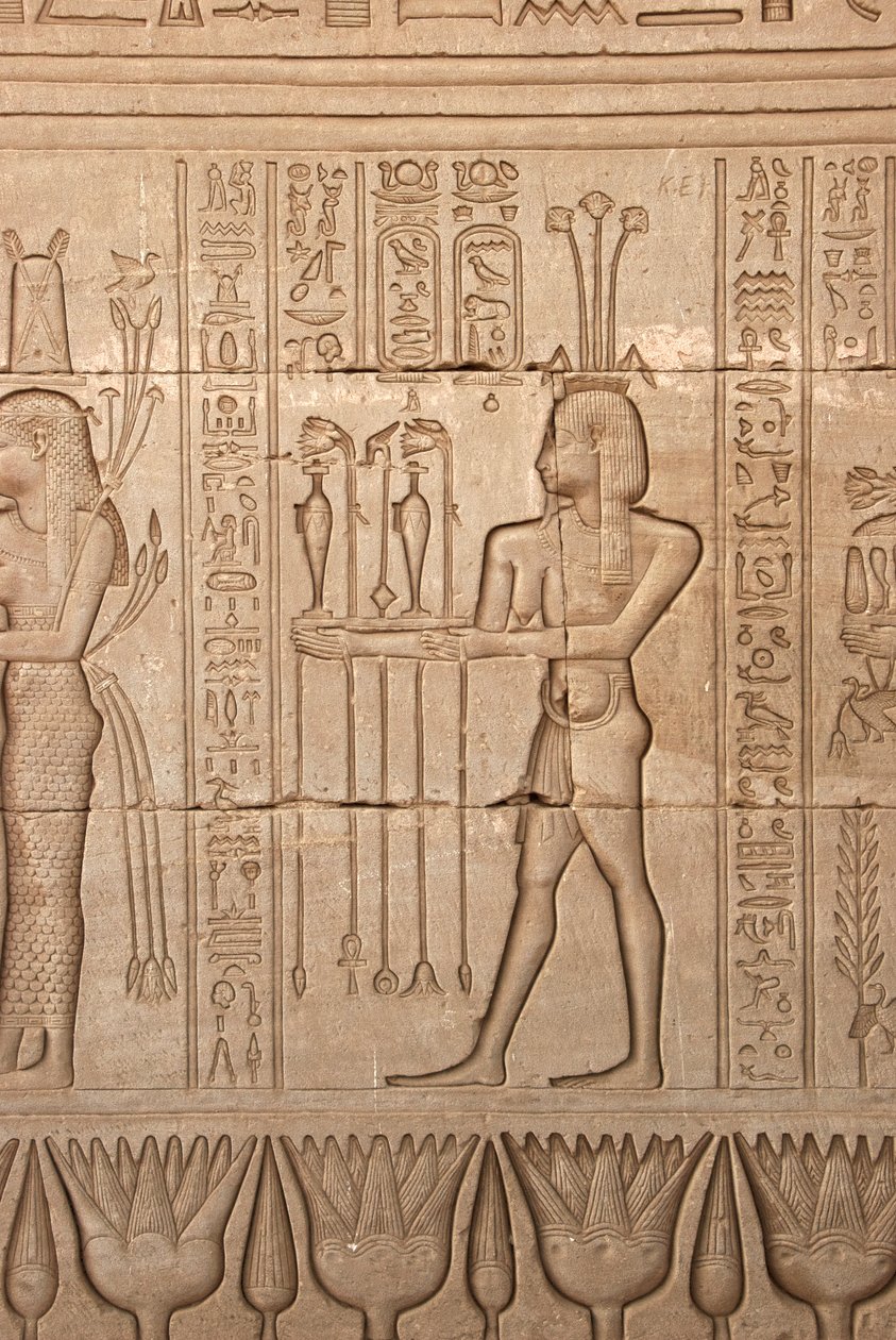 Antigüedad egipcia: representación de un hombre llevando ofrendas como homenaje a la diosa, Templo de Hathor, Dendera, Egipto de Egyptian Ptolemaic Period