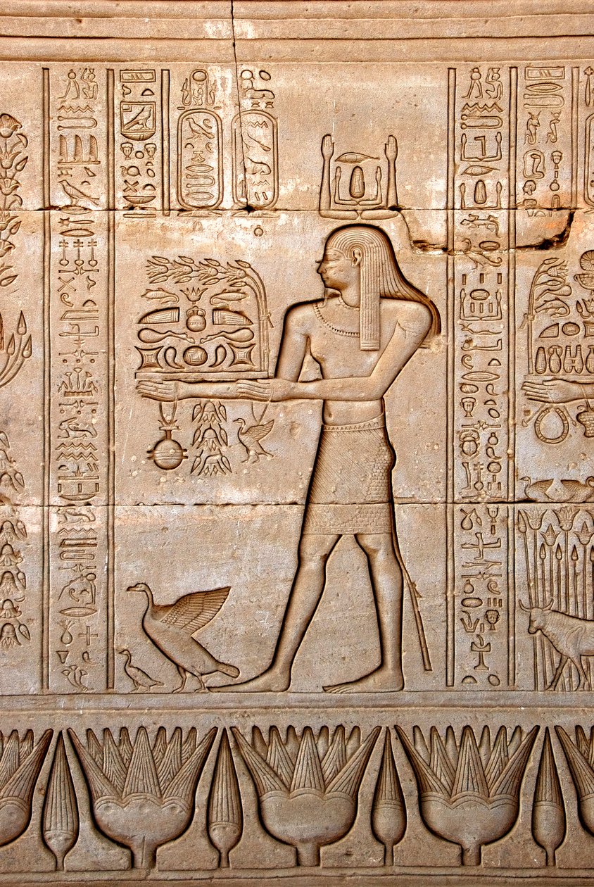 Antigüedad egipcia: representación de un hombre llevando ofrendas a la diosa, Templo de Hathor, Dendera, Egipto de Egyptian Ptolemaic Period