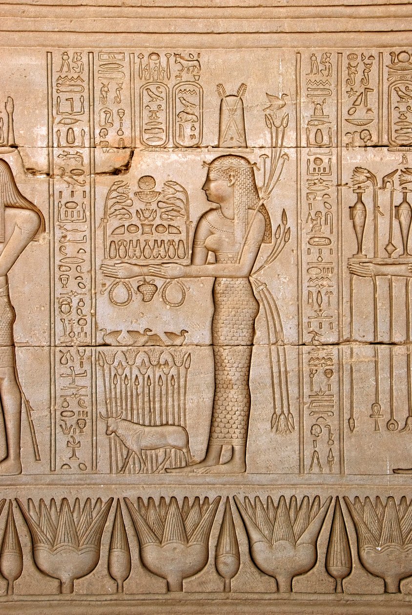 Antigüedad egipcia: representación de una mujer llevando ofrendas a la diosa Hathor, Templo de Hathor, Denderah, Egipto de Egyptian Ptolemaic Period