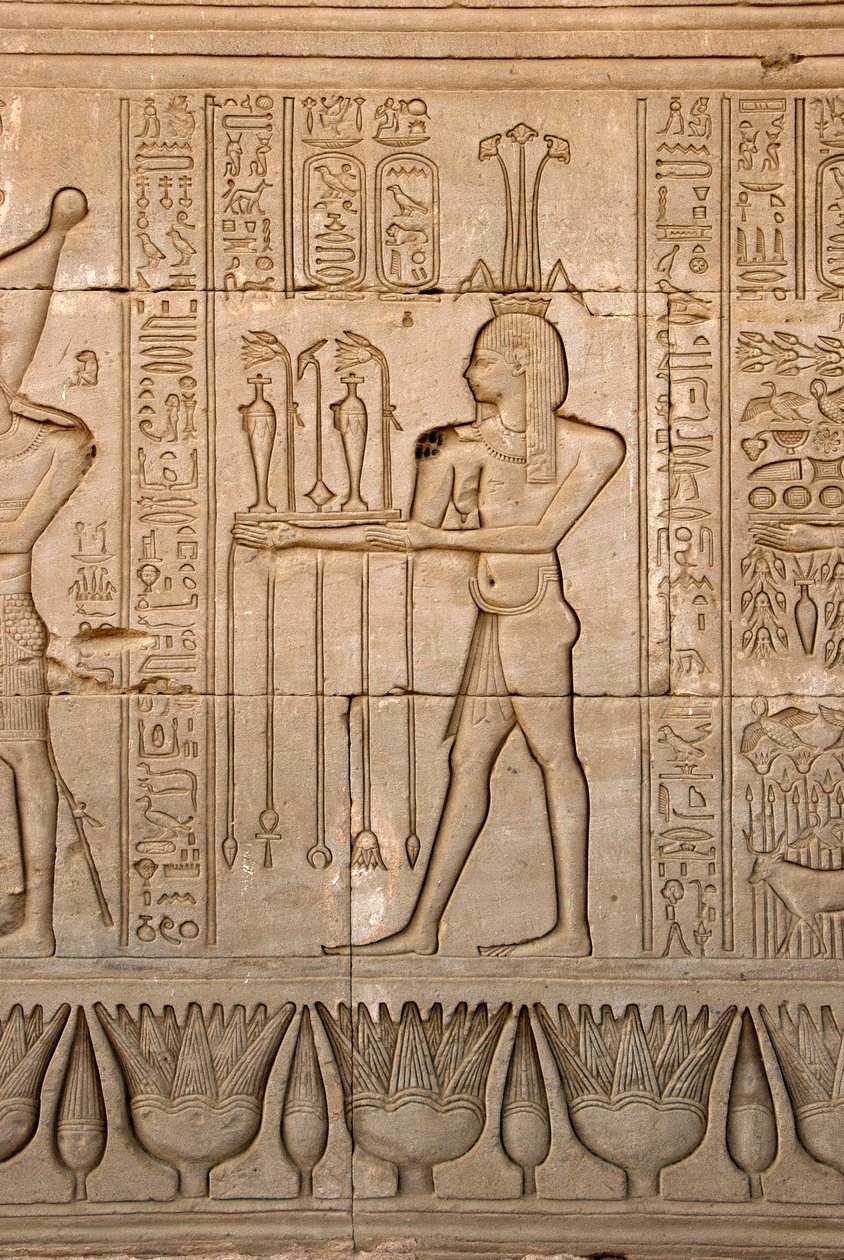 Antigüedad egipcia: representación del dios del Nilo, Hapy, y jeroglíficos, Templo de Hathor, Denderah, Egipto de Egyptian Ptolemaic Period