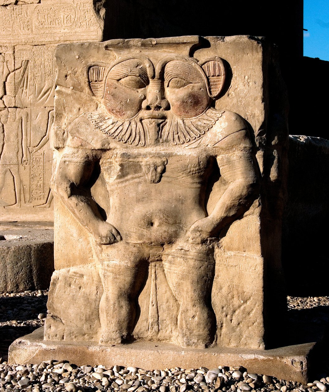 Antigüedades egipcias: la deidad Bes. Detalle de un bajorrelieve del templo dedicado a la diosa Hathor. Templo de Hathor, Dendera, Egipto de Egyptian Ptolemaic Period