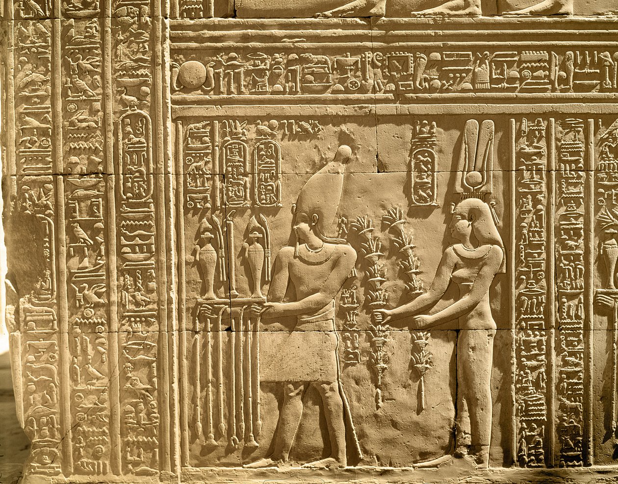 Relieve que representa a Ptolomeo VIII Evergetes II (Fiscón) y Cleopatra III haciendo ofrendas a los dioses de Egyptian Ptolemaic Period