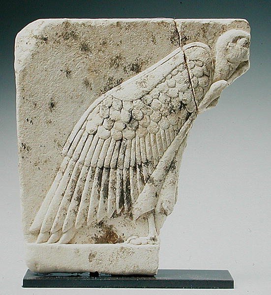 Relieve que representa un buitre de Egyptian Ptolemaic Period