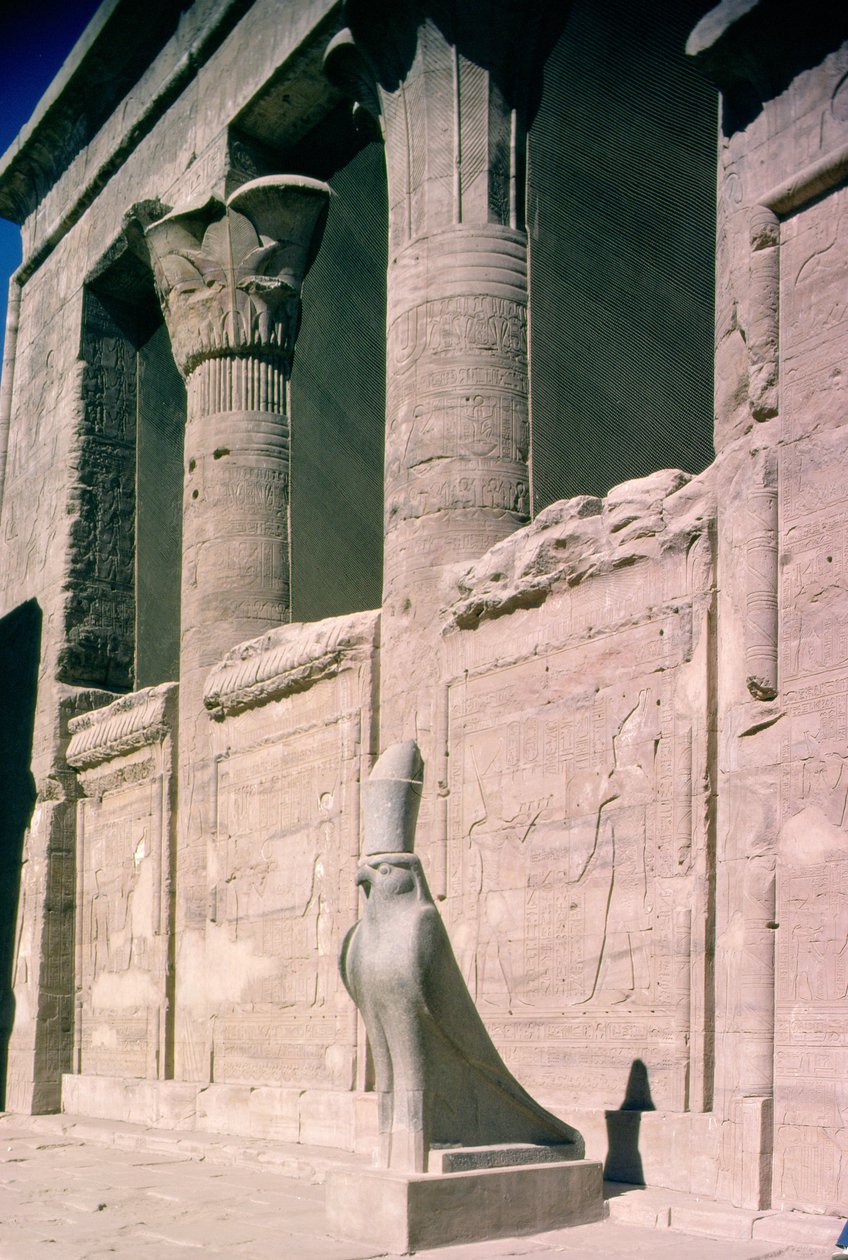 Vista de la fachada de arenisca del Templo de Horus de Egyptian Ptolemaic Period