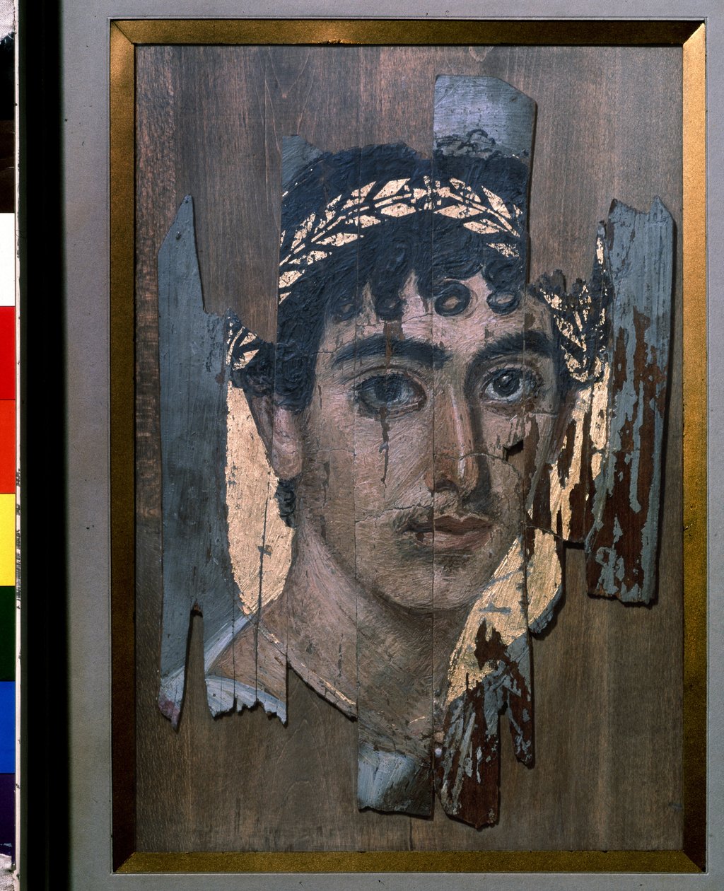 Antigüedad egipcia: "Retrato fúnebre de un joven ante el aurole dorado", siglo II (pintura sobre madera) de Egyptian School