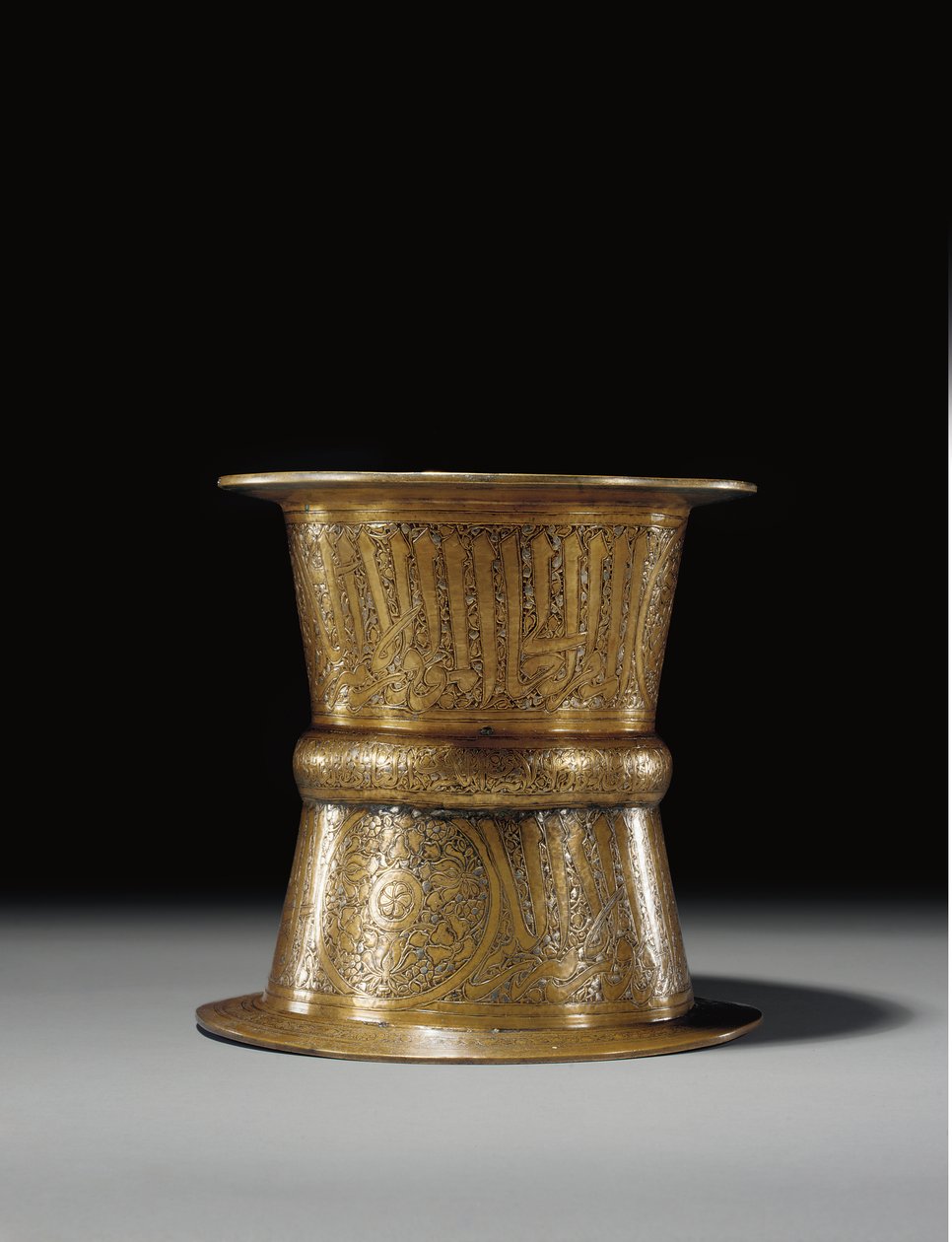Soporte de bandeja incrustado, Egipto o Siria mameluca, primera mitad del siglo XIV de Egyptian School