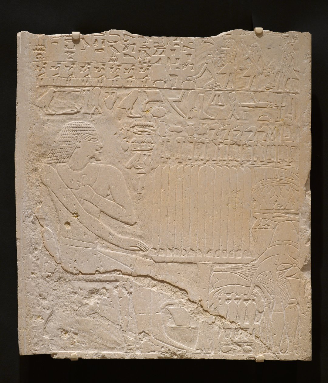 Relieve de la tumba de Khnumti, c.2345-2184 a.C. (piedra caliza blanca) de Egyptian School
