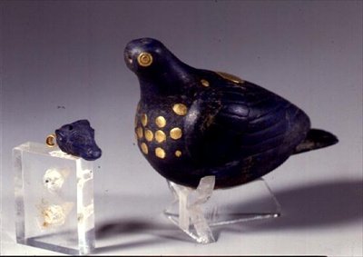 Paloma votiva y colgante en forma de cabeza de toro, de Susa, suroeste de Irán, c.1150 a.C. de Elamite