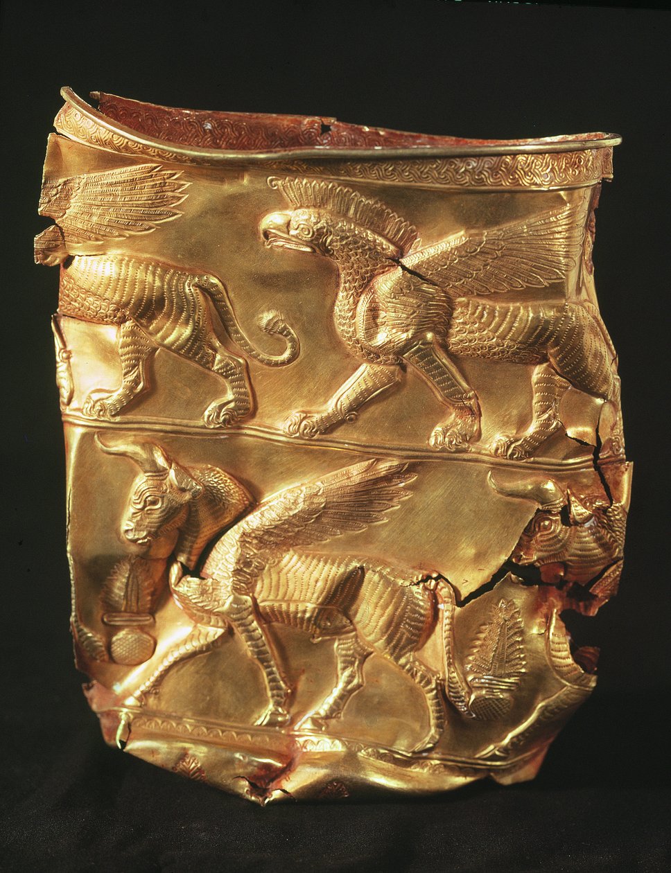 Copa decorada con toro alado y monstruos con cabezas de águila, de Marlik, Irán de Elamite