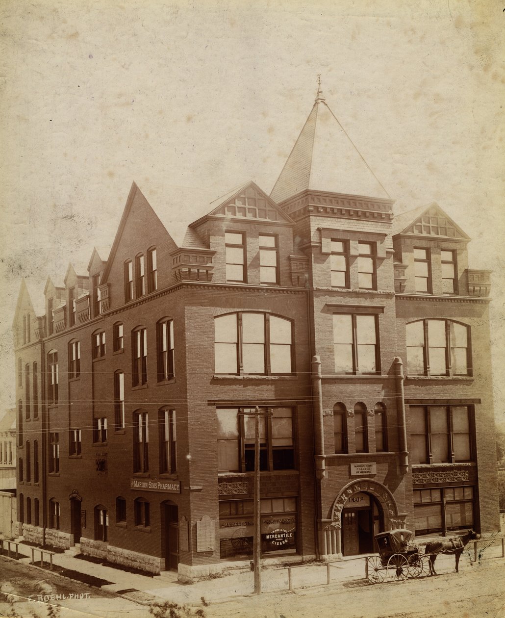 Marion Sims Medical College, South Grand Avenue y Caroline Street de Emil Boehl