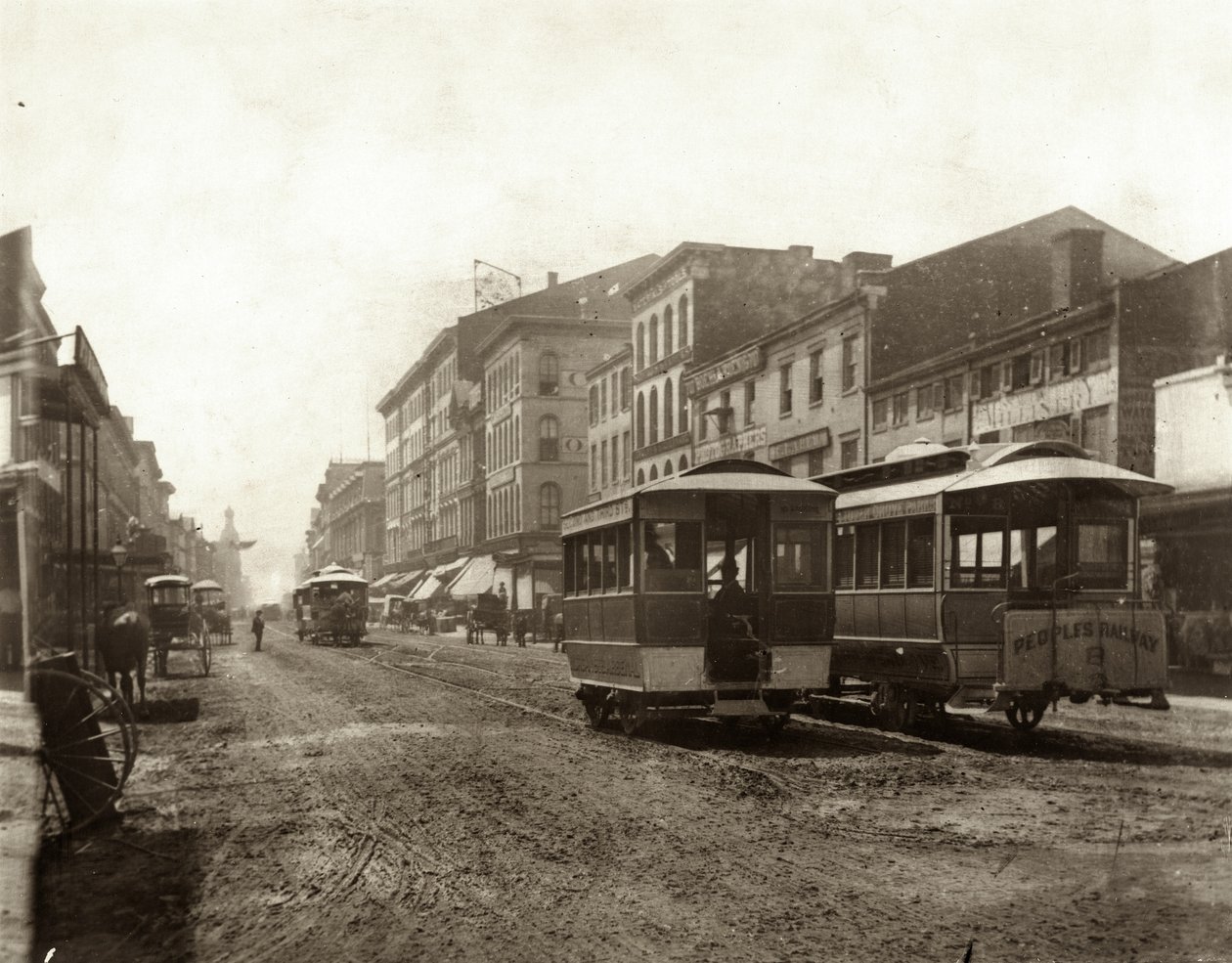 Vista de tranvías viajando por la Cuarta Calle al sur de la Calle Morgan. La Calle Morgan también era conocida como Delmar Boulevard, y más tarde como Convention Plaza de Emil Boehl