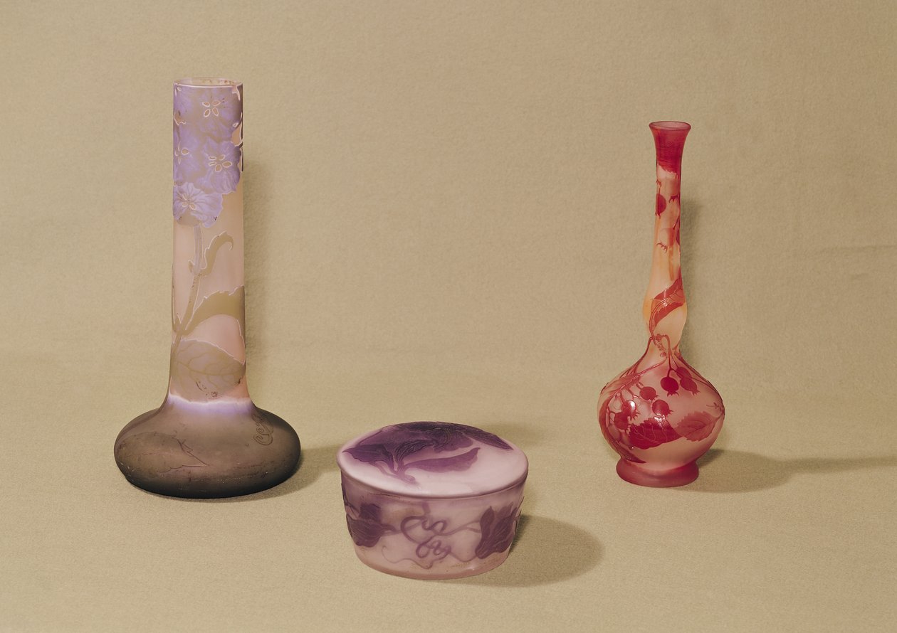 Dos jarrones y una bombonera, siglo XIX-XX de Emile Galle