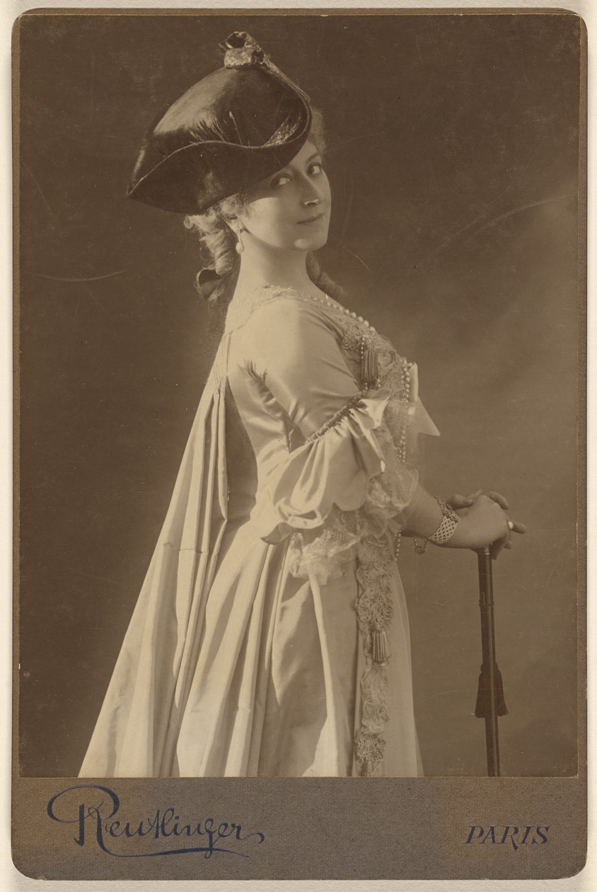 [Mujer no identificada con sombrero oscuro, de pie, con las manos apoyadas en un bastón] de Emile Auguste Reutlinger