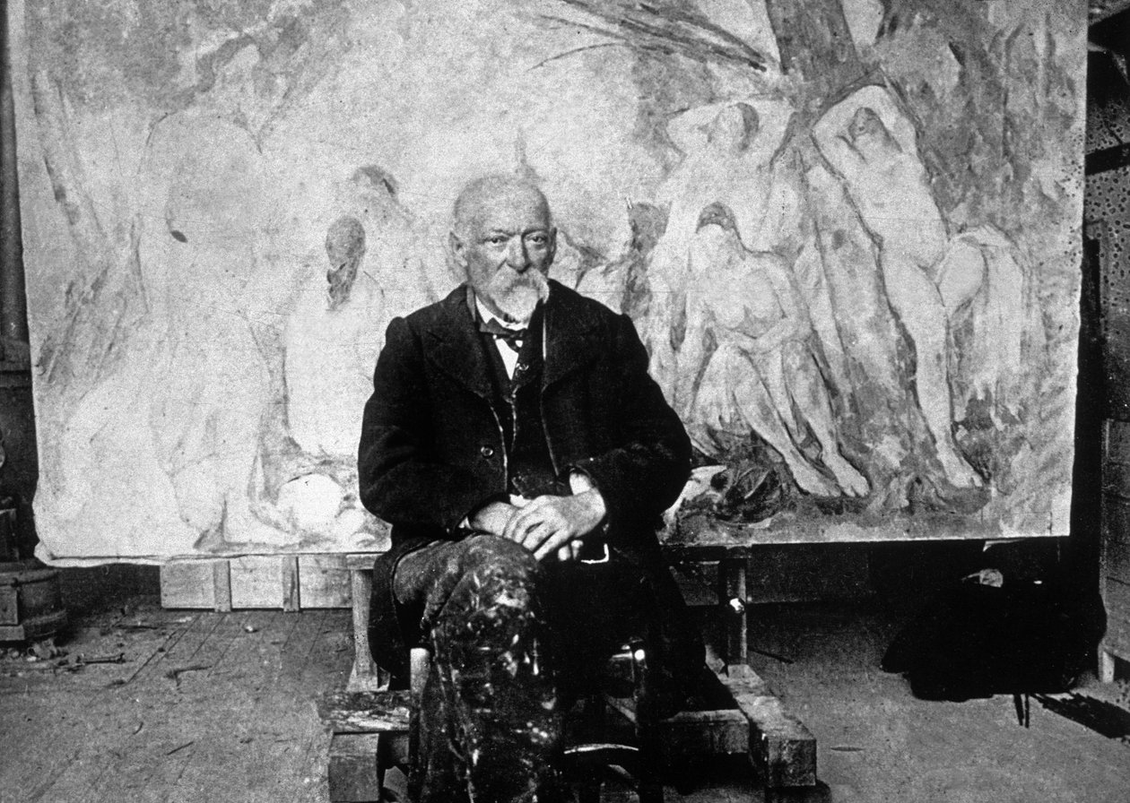 Paul Cezanne (1839-1906) pintor francés en 1904 frente a uno de sus lienzos mostrando nadadores (foto en b/n) de Emile Bernard