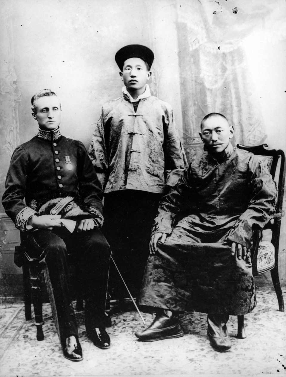 13º Dalai Lama, Sir Charles Bell y Maharaj Kumar Sidkeong Trul-ku, 1910 de English Photographer