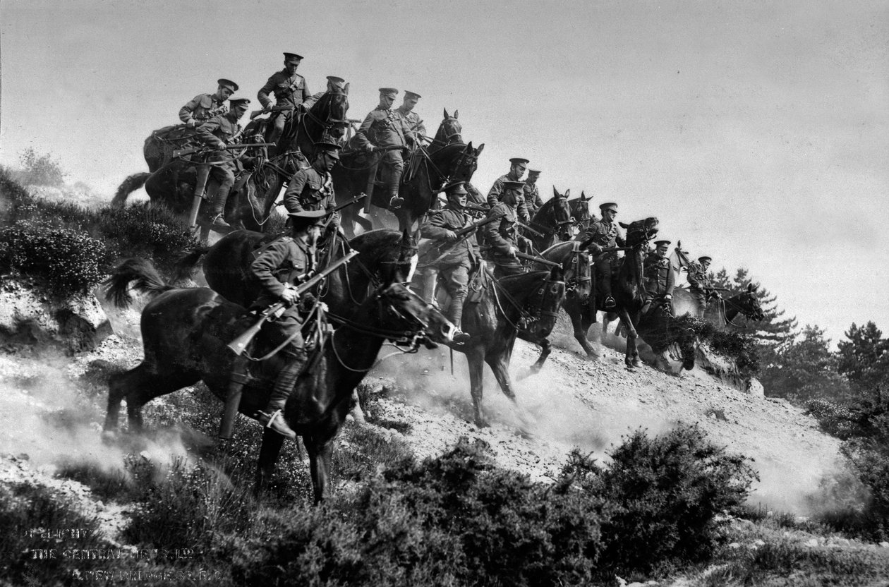 1er Regimiento de Reserva de Caballería en entrenamiento, Aldershot, c.1914 de English Photographer