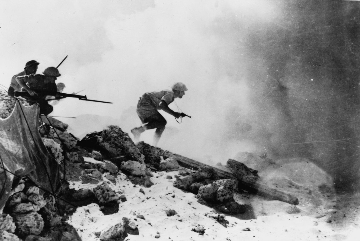 Un oficial británico armado con un revólver liderando a sus hombres con bayonetas caladas, una de siete fotografías oficiales relacionadas con la 2ª Batalla de El Alamein, 1942 de English Photographer