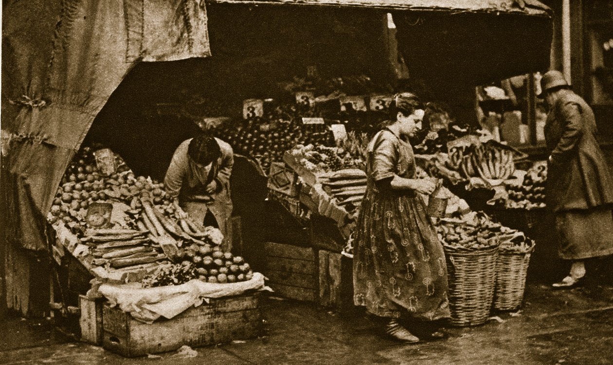 Un verdulero de Commercial Road, East End de Londres de English Photographer