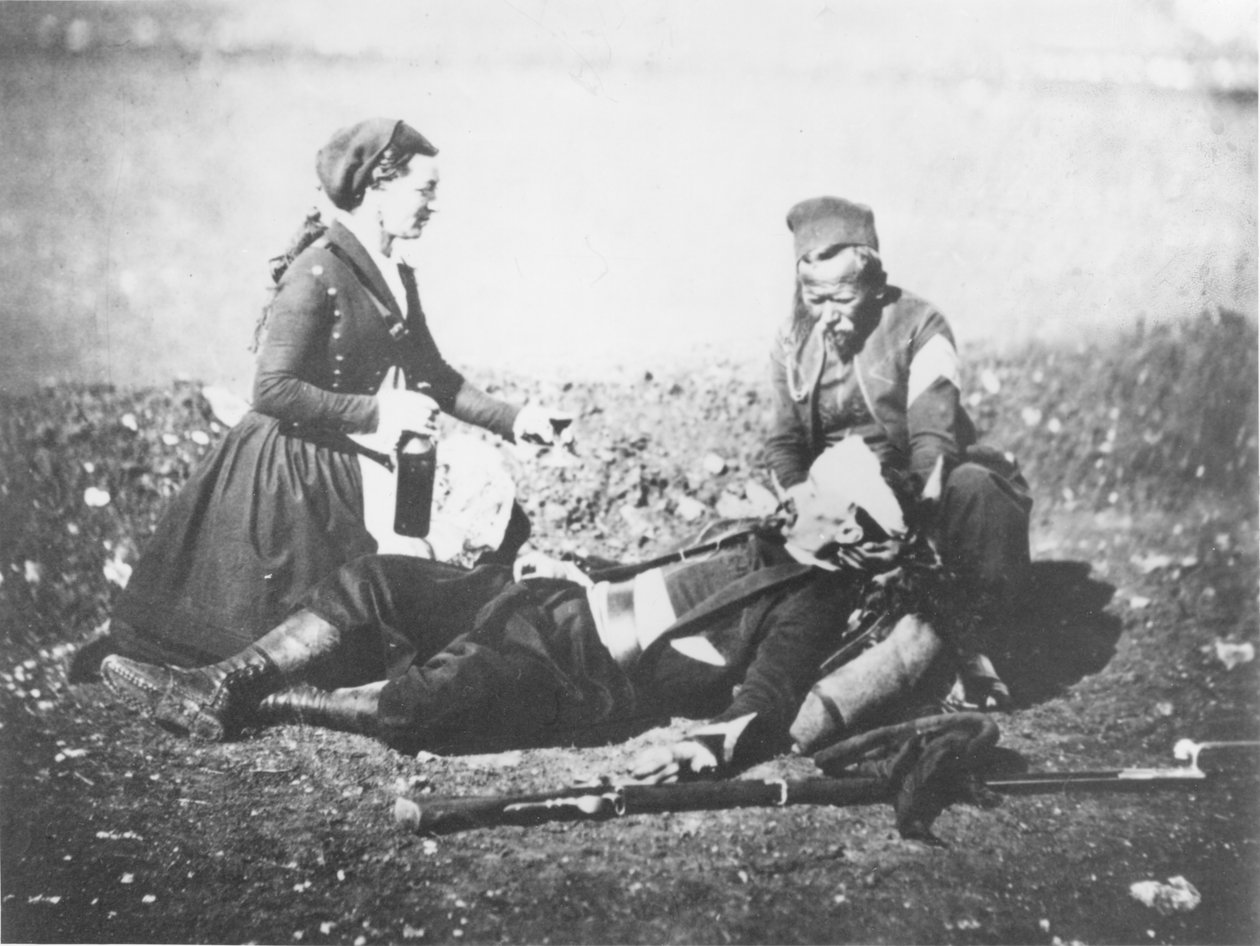 Una enfermera atendiendo a un hombre herido en Crimea, c.1855 de English Photographer