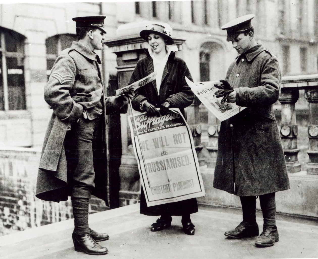 Una sufragista vendiendo periódicos a dos soldados, c.1914 de English Photographer