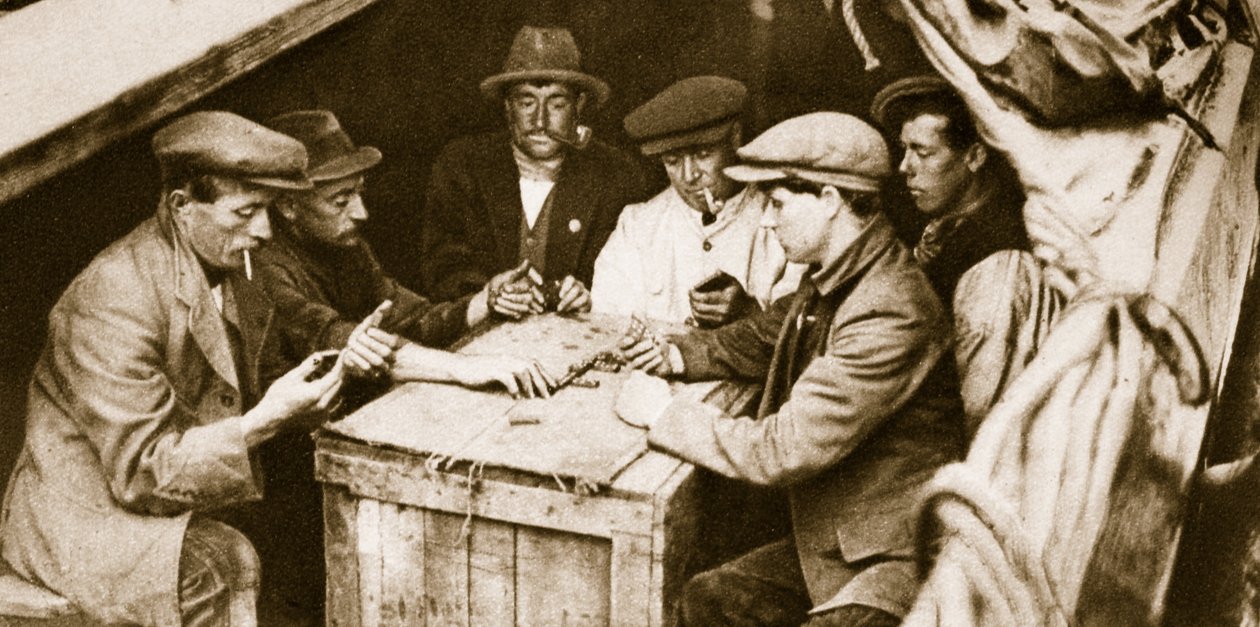 Un barquero y amigos jugando al dominó en la bodega de una barcaza, Londres de English Photographer