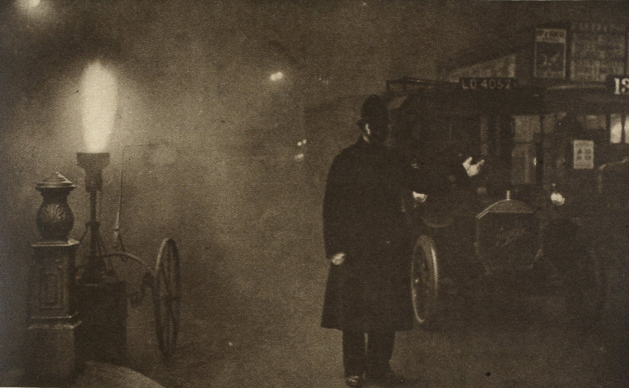 Un agente dirigiendo el tráfico en la niebla, donde Charing Cross se encuentra con Trafalgar Square de English Photographer