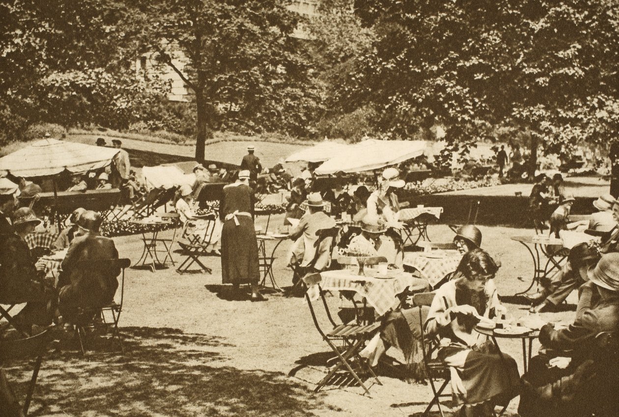 Una escena de almuerzo continental en los Embankment Gardens, Charing Cross de English Photographer