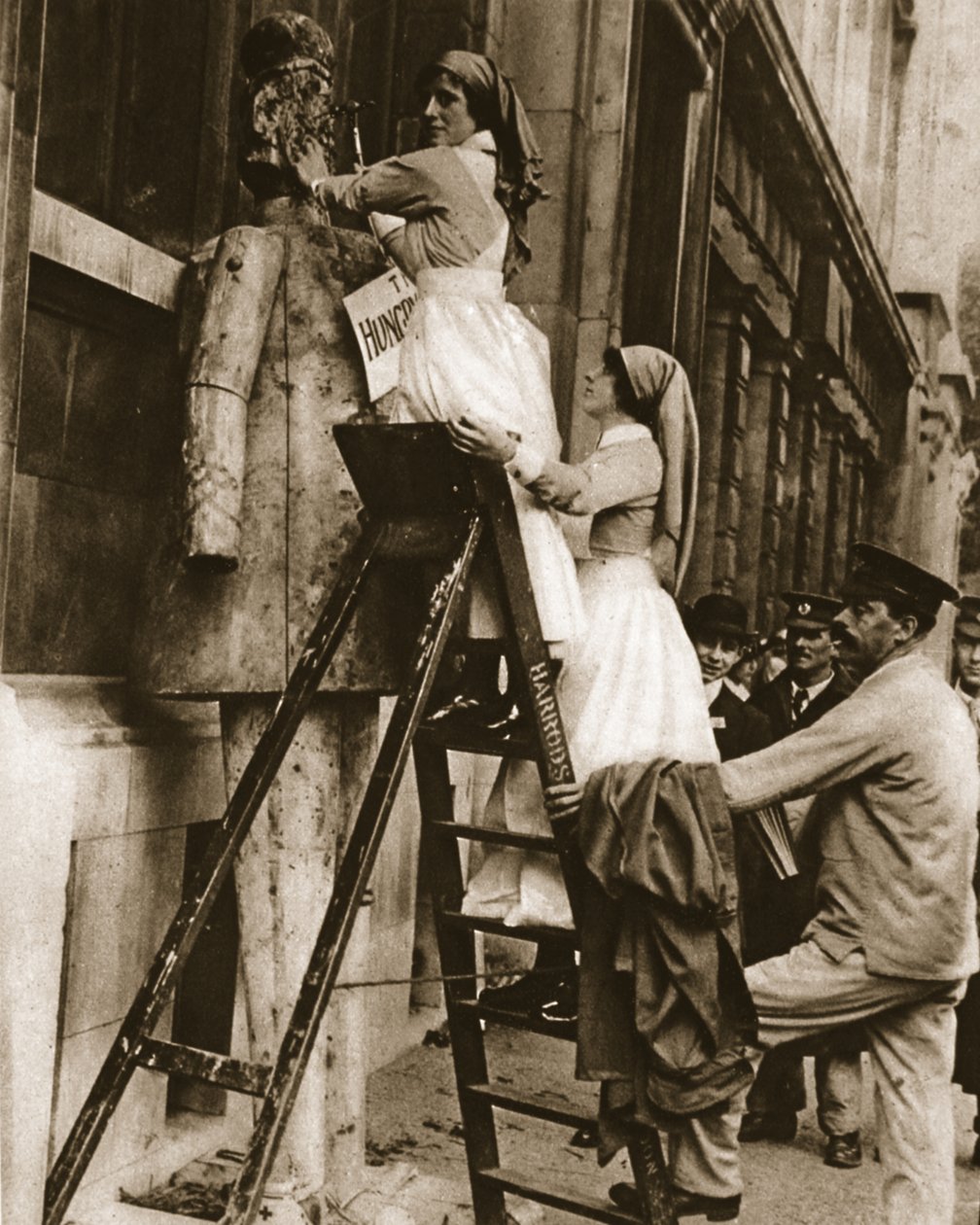 Una enfermera de hospital invirtiendo su rol habitual: golpeando al enemigo en Stepney, ilustración de The Illustrated War News, 27 de septiembre de 1916 de English Photographer
