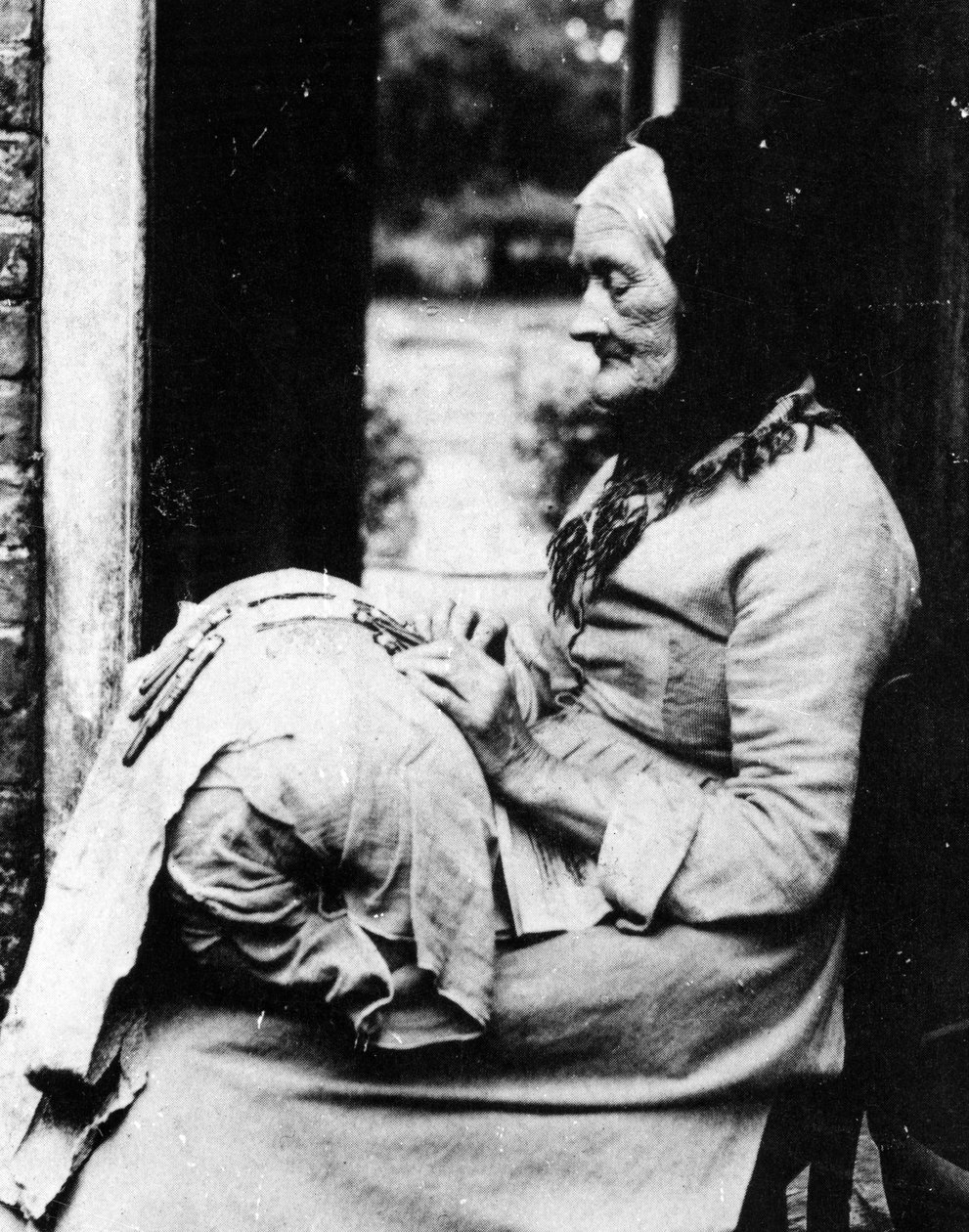 Una encajera fuera de su cabaña en South Buckinghamshire, finales del siglo XIX de English Photographer