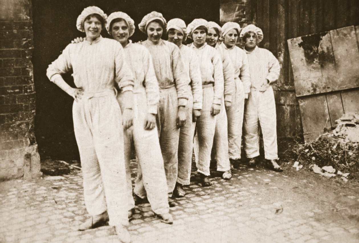 Un grupo pintoresco de trabajadoras: sirvientas en un molino en Nottingham, de The Illustrated War News, 12 de julio de 1916 de English Photographer