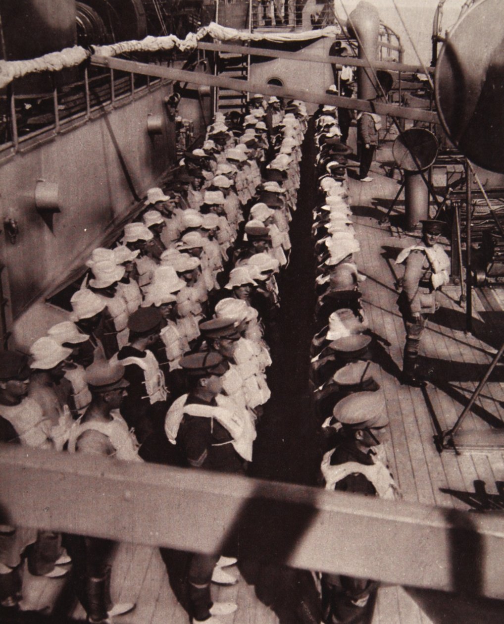Una sabia precaución, a pesar de nuestro dominio del mar: entrenamiento de tropas para estar listas, de The Illustrated War News, 1916 de English Photographer