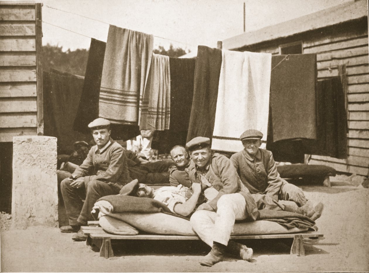 Aireando la Ropa de Cama: Una Siesta por la Tarde, Dorchester, ilustración de Prisioneros Alemanes en Gran Bretaña de English Photographer