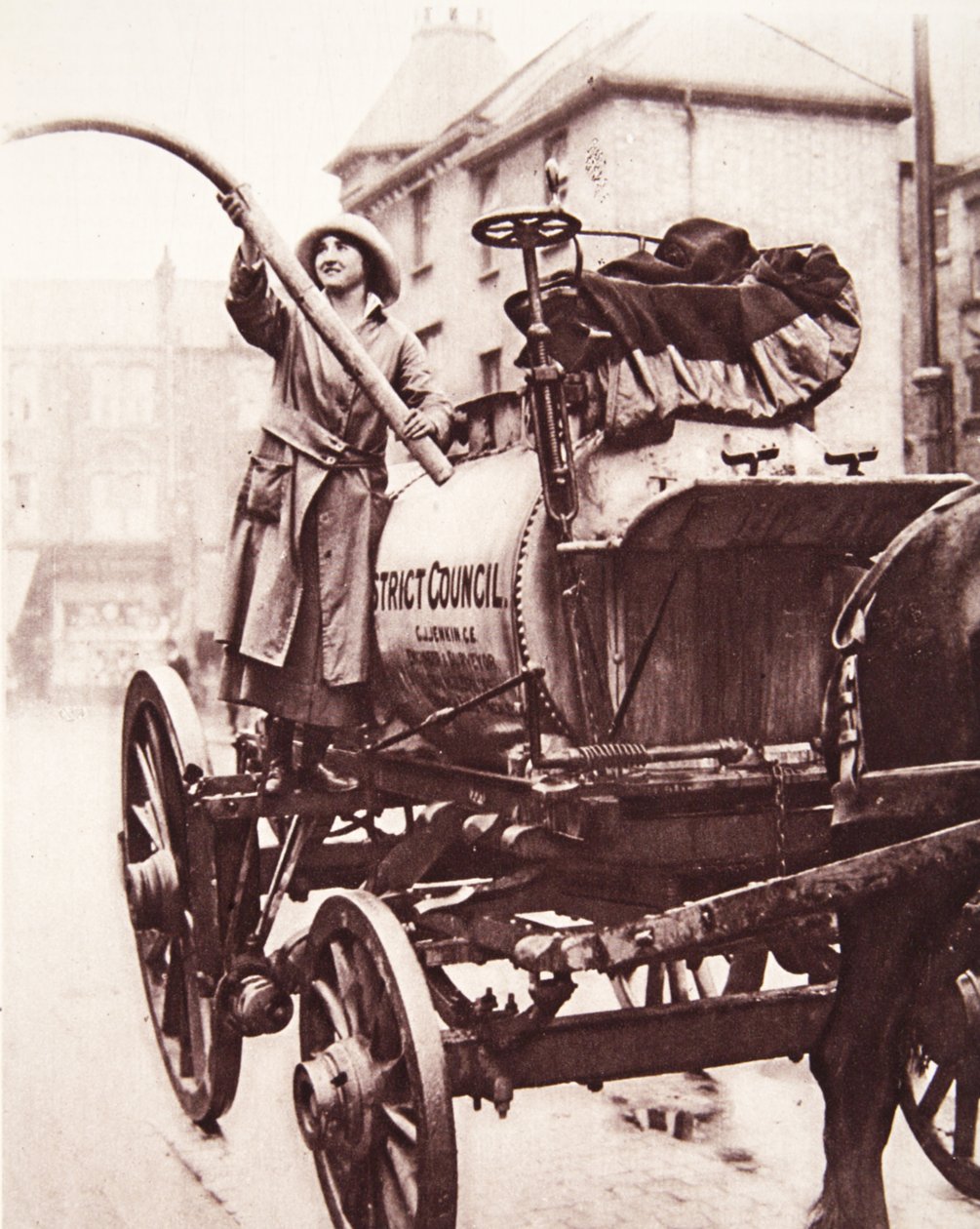 Una deportista irlandesa trabajando con un carro de riego: Miss M. K. McVeagh, en Finchley, de The Illustrated War News, 5 de julio de 1916 de English Photographer