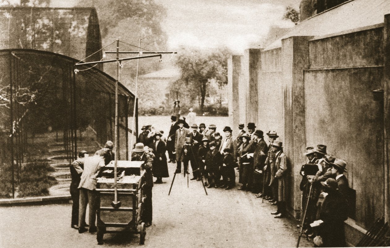 Una primera transmisión exterior de la BBC desde el Zoológico de Londres mientras los técnicos intentaban grabar el sonido de los chillidos del aviario, de Maravilloso Londres, publicado 1926-27 de English Photographer