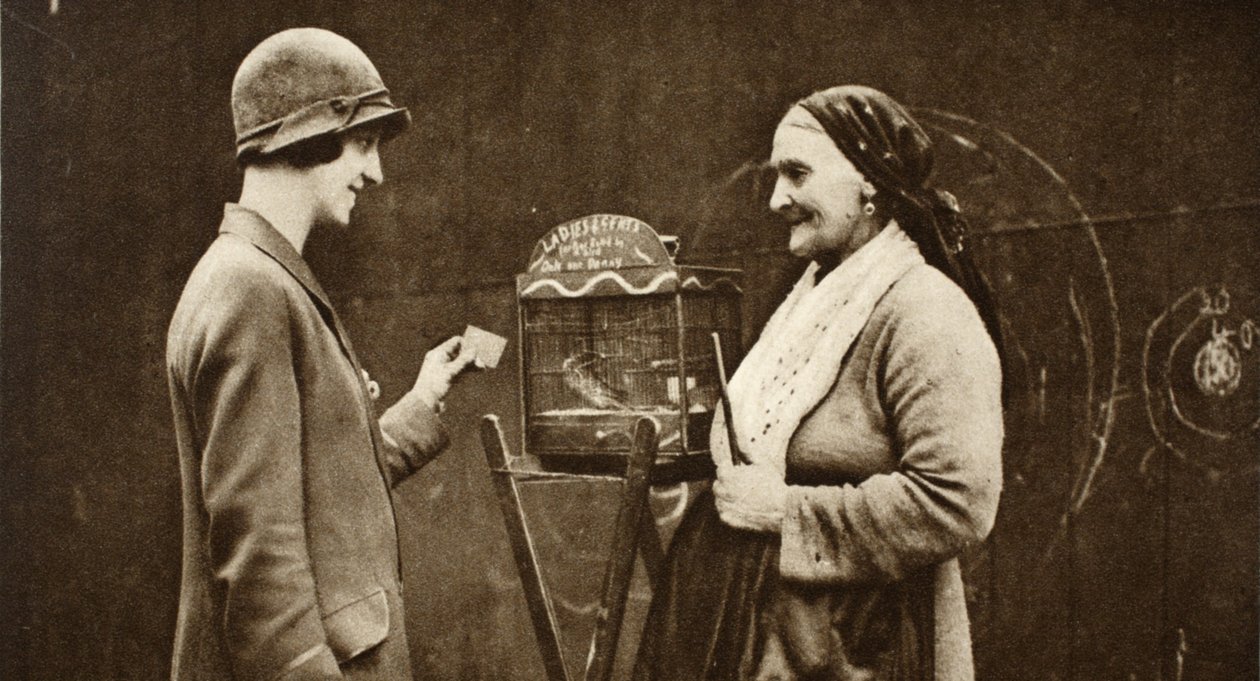 Una anciana italiana con un periquito en una jaula, de Maravilloso Londres, publicado 1926-27 de English Photographer